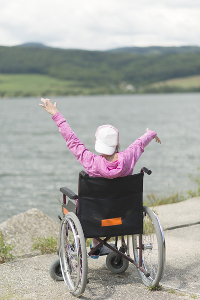 vrouw in een rolstoel - Foto, afbeelding