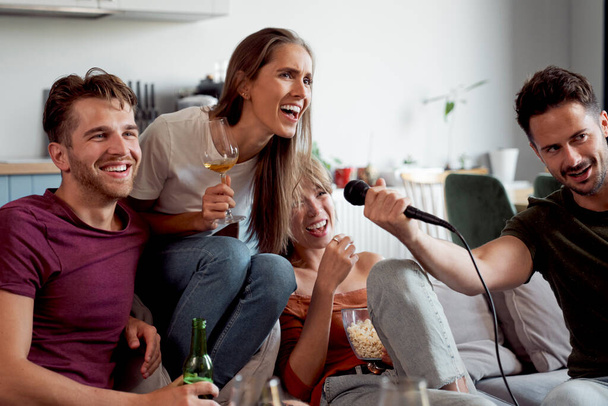 Ystävät ottavat karaokea ja juovat alkoholia - Valokuva, kuva