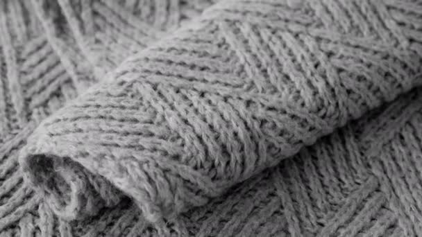 Handgestrickter Schal aus grauer Wolle mit geometrisch modernem Design. Abstraktes Hintergrundmuster. - Filmmaterial, Video
