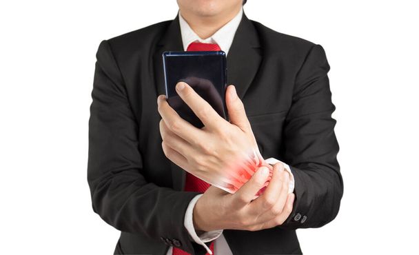 Büroangestellte mit Handy spürt Schmerzen am Handgelenk, Muskelschmerzen am Handgelenk - Foto, Bild
