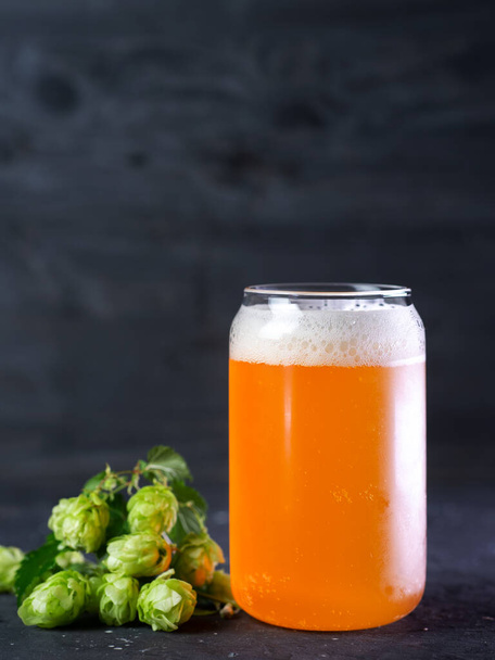 Indické světlé pivo, sklenici řemeslného piva a zelený chmel - Fotografie, Obrázek