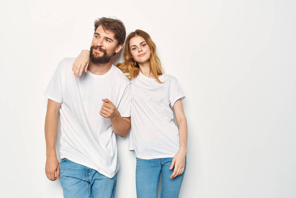 alegre jovem casal em branco t-shirts amizade estilo de vida luz fundo - Foto, Imagem