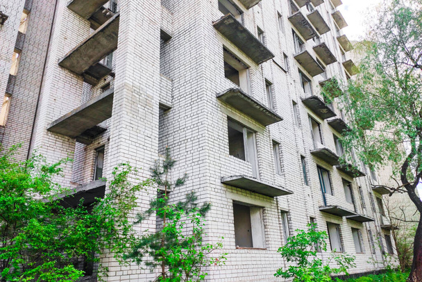 Abandoned high-rise buildings, city. Clean quarts and buildings without windows or doors. - Φωτογραφία, εικόνα