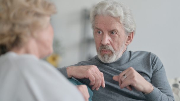 Starý muž mluví se starou ženou doma - Fotografie, Obrázek
