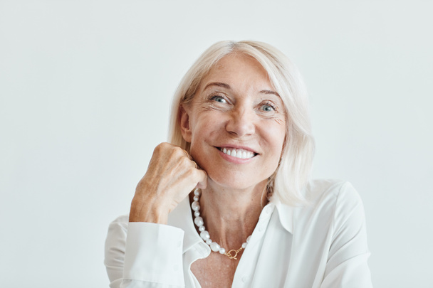 Sourire femme d'affaires senior sur blanc - Photo, image