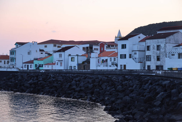 Захід сонця в затоці Велас, на острові Сан - Хорхе (Азорські острови). - Фото, зображення