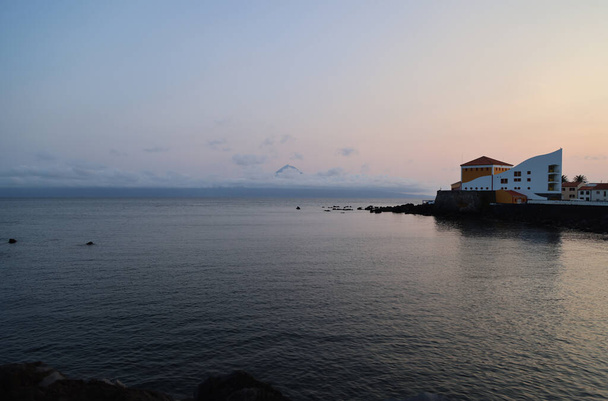 Puesta de sol en la bahía de Velas, en la isla de Sao Jorge, Azores - Foto, Imagen