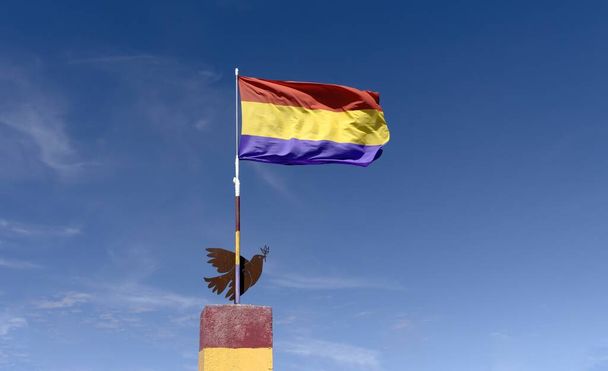  Deuxième drapeau de la République d'Espagne entre 1931 et 1939, drapeau tricolore horizontal composé des couleurs rouge, jaune et violet - Photo, image