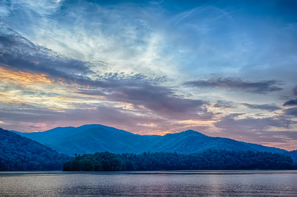 グレート ・ スモーキー山脈ノースカロライナ州湖 santeetlah - 写真・画像