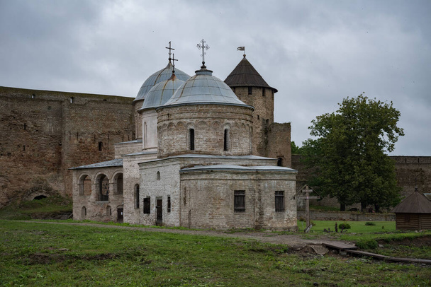 Starożytny kościół św. Mikołaja i kościół uśpienia Matki Bożej na terenie twierdzy Ivangorod, który został zbudowany w 1492 roku. Iwangorod, Rosja - Zdjęcie, obraz