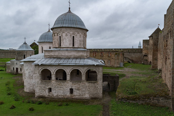 Αρχαία εκκλησία του Αγίου Νικολάου και εκκλησία της Κοιμήσεως της Θεοτόκου στο έδαφος του φρουρίου Ivangorod που χτίστηκε το 1492. Ivangorod, Ρωσία - Φωτογραφία, εικόνα