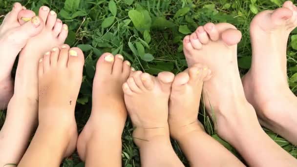 Fechar os pés das crianças nuas. crianças descansando na grama   - Filmagem, Vídeo