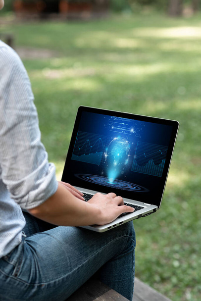 Bir kadın laptopta oturmuş bahçe manzarası hakkında yazılar yazmakla meşgul. Ev işlerini başarıyla hallediyor. Dışarıda Tek Başına Kalan Kız Uzak Görev Projelerini Tamamlıyor. - Fotoğraf, Görsel