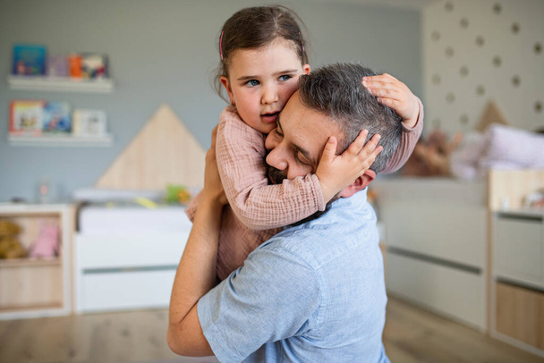 Happy father with daughter indoors at home, hugging. - Foto, imagen