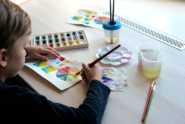 Chlapec malování obrázky s akvarelem barvy během výtvarné lekce on-line - Fotografie, Obrázek