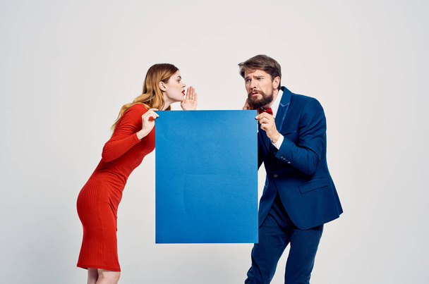 uomo in abito accanto alla donna in abito rosso blu mocap poster - Foto, immagini