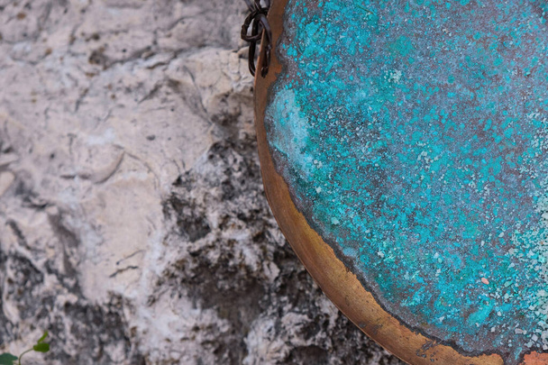 Placa de cobre oxidado con restos de sal del Himalaya. La textura de cobre con una pátina azul. Fondo de piedra. Copiar espacio. - Foto, imagen