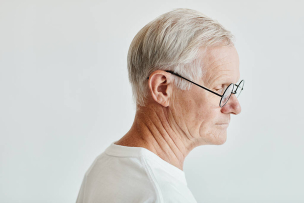 Uomo anziano che indossa occhiali vista laterale - Foto, immagini