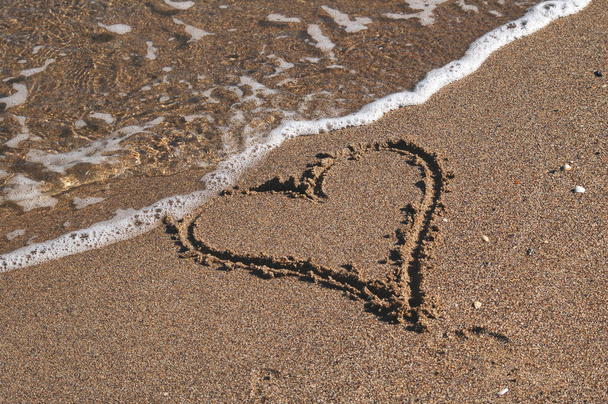сердце на песке - Фото, изображение