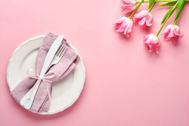 Paastabel met bloemdecoratie op roze tafel. Elegantie diner. Maak je niet druk. Bovenaanzicht. - Foto, afbeelding