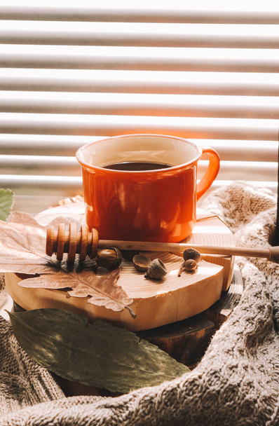осень, уютная атмосфера, горячий чай, кофе у окна на подоконнике - Фото, изображение