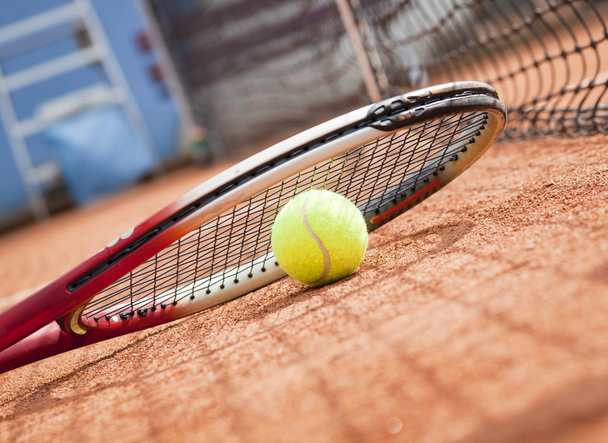 Close up of tennis racquet and balls on the clay tennis court - Fotografie, Obrázek