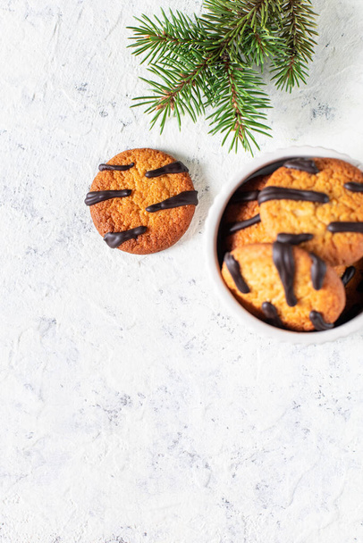 narancssárga mandarin sütik fekete csíkokkal a tálban és fenyőágakkal. Karácsonyi ünnepi édes desszert. Koncepció gyermekek számára új év - Fotó, kép