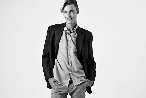 элегантный мужчина в костюме модный прическа бизнес стиль жизни - Фото, изображение