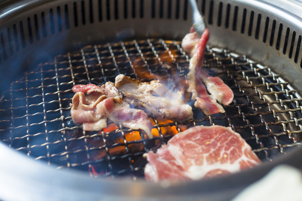 close-up de carne em uma grelha ou churrasqueira
 - Foto, Imagem