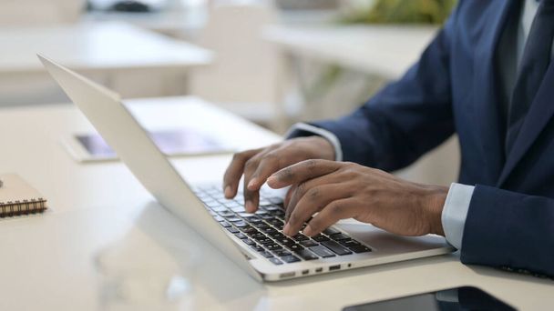 Χέρια του Αφρικανικού Επιχειρηματίας πληκτρολογώντας στο Laptop, Κοντινό πλάνο - Φωτογραφία, εικόνα
