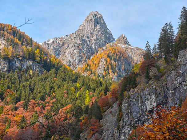 ヴァル・マッシーノから見たCima del Cavalcorto 。秋の風景。ヴァル・マッシーノ公園、ロンバルディア州、イタリアの観光ツアー - 写真・画像
