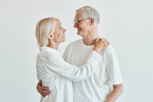 Glückliches Senior-Paar auf Weiß - Foto, Bild