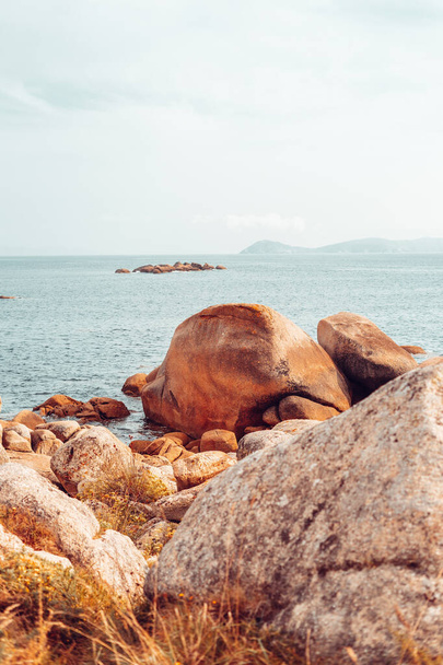 Landscape of a mediterranean coastline with granite rocks - Foto, imagen