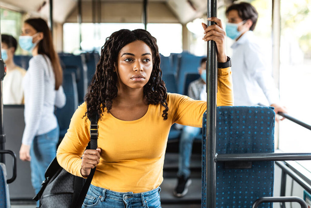 Мбаппе сосредоточил внимание на чернокожей женщине, стоящей в автобусе - Фото, изображение