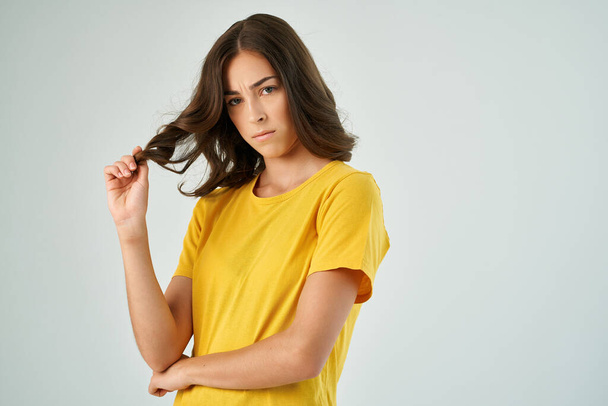 linda morena en amarillo camiseta basando estilo de vida elegante peinado - Foto, Imagen