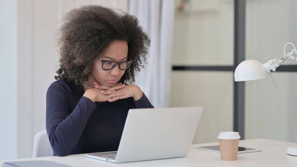Afrikanerin denkt mit Laptop  - Foto, Bild