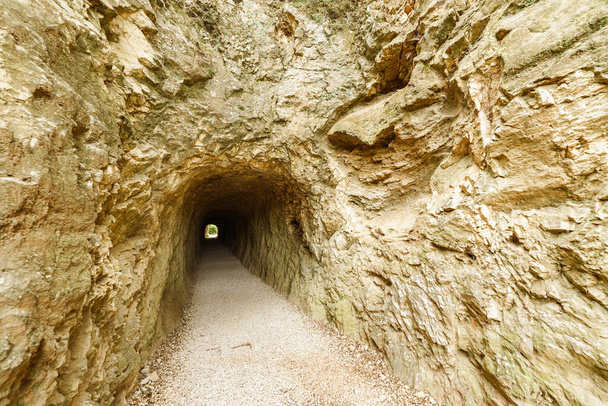 Túnel de um aqueduto romano esculpido na rocha de uma montanha - Foto, Imagem