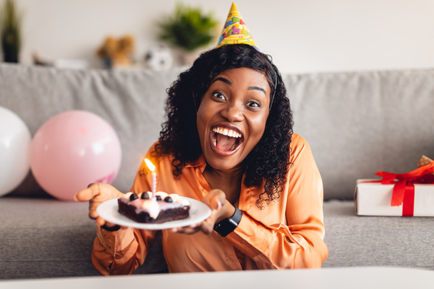 Excited African American Female Holding B-Day Cake Congratulating You Indoors - Valokuva, kuva