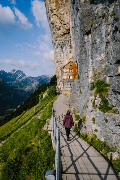 Alpes suíços e um restaurante de montanha sob o penhasco de Aescher visto da montanha Ebenalp na região de Appenzell, na Suíça - Foto, Imagem