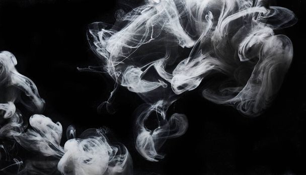 Pintura oscura abstracta en el fondo de agua. Blanco humo nube movimiento en negro, acrílico tinta remolino salpicaduras - Foto, Imagen