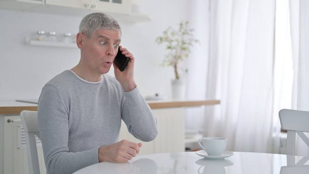 Staruszek rozmawiający przez telefon w domu - Zdjęcie, obraz