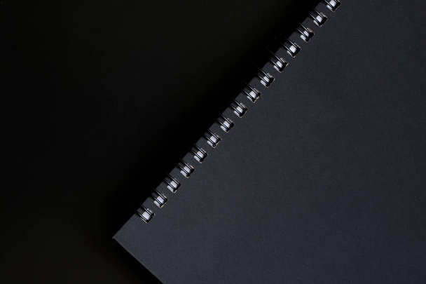 Harmaa laatikko-sidottu muistikirja mustalla taustalla. Tyhjä ja malli kuvaa liiketoiminnan tai koulun ja korkeakoulutuksen. lähikuva - Valokuva, kuva
