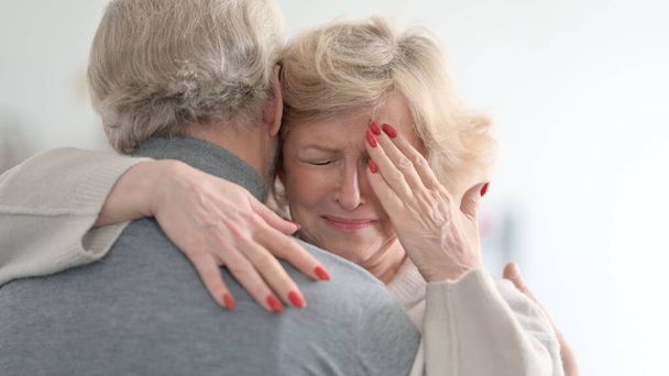 Старуха плачет, обнимая мужа - Фото, изображение