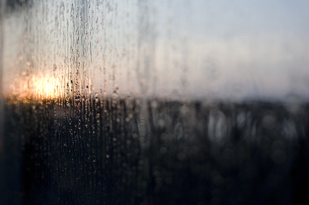 Βροχή στο παράθυρο την αυγή - Φωτογραφία, εικόνα