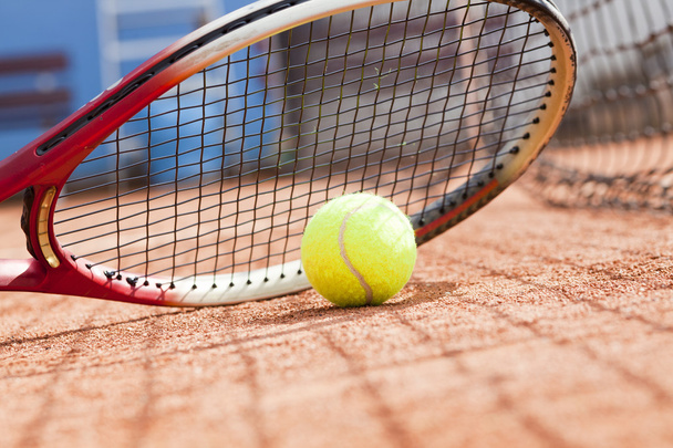 Close up of tennis racquet and balls on the clay tennis court - Zdjęcie, obraz
