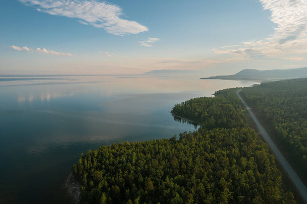 バイカル湖の夏のイメージ朝のバイカル湖は、ロシアのシベリア南部に位置する裂け目の湖です。バイカル湖の夏の風景ビュー。ドローン・アイ・ビュー. - 写真・画像