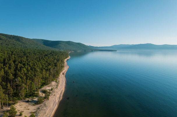 バイカル湖の夏のイメージバイカル湖は、ロシアのシベリア南部に位置するリフト湖です。グランドマス湾近くの崖からの夏の風景。ドローン・アイ・ビュー. - 写真・画像
