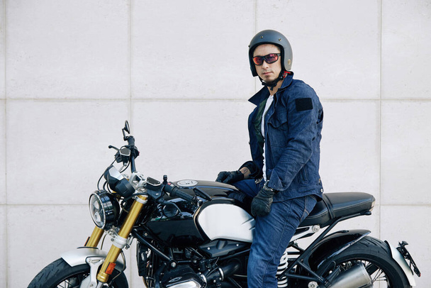 Motorradfahrer mit Brille und Helm - Foto, Bild