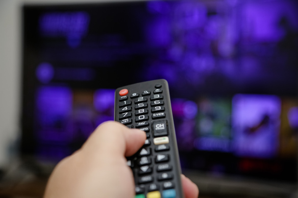 TV dálkové ovládání zapnout a sledovat seriály a filmy. - Fotografie, Obrázek