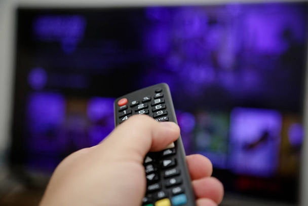 control remoto de televisión para encender y ver series y películas. - Foto, imagen